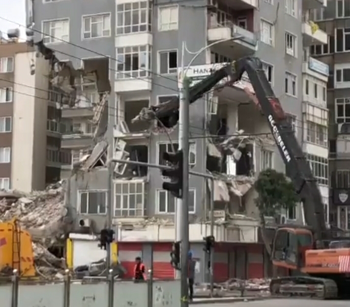 9 katlı Stad apartmanı için acil yıkım kararı uygulandı