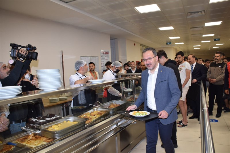 Bakan Kasapoğlu yurtta yemek sırasına girip öğrencilerle sahur yaptı