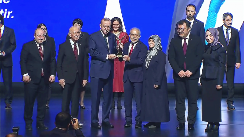 HRÜ Rektörü Prof. Dr. Mehmet Sabri Çelik Bilim Ödülünü, Cumhurbaşkanımız Sn. Recep Tayyip Erdoğan’dan Aldı