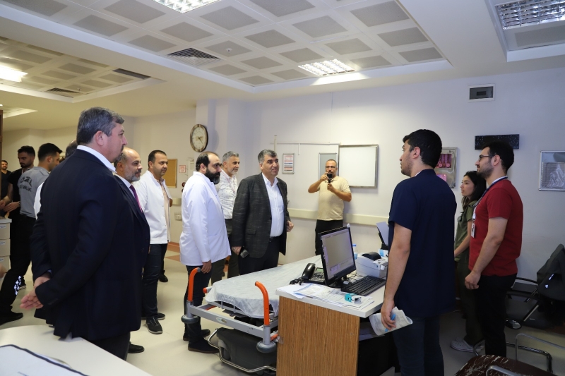 İl Sağlık Müdürü Prof. Dr. Mehmet GÜLÜM Çocuk acil ve çocuk Polikliniklerini Ziyaret etti.