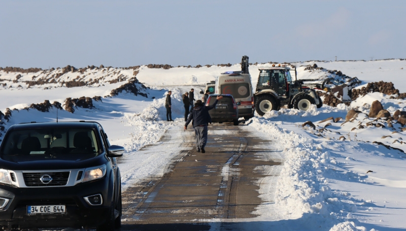Şanlıurfa’da karla kaplı köy yolları bir bir açıldı