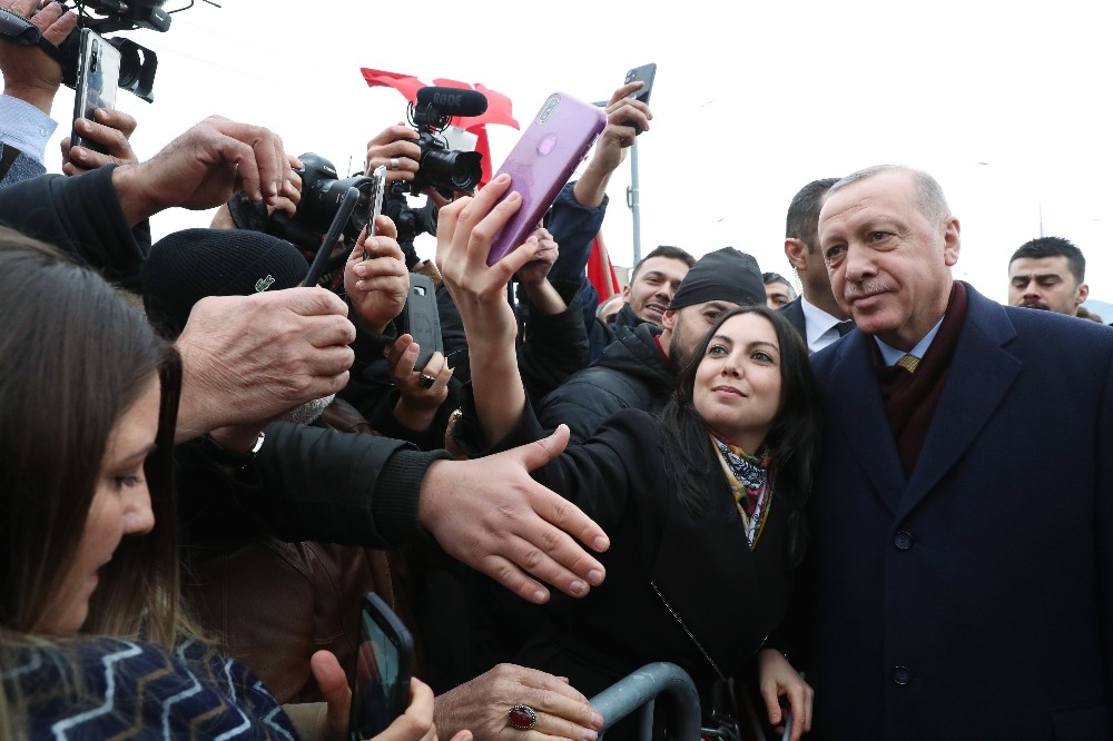 İsviçre’deki Türk vatandaşlarından Erdoğan’a coşkulu karşılama