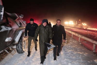 Karda mahsur kalanların imdadına belediye ekipleri yetişti <videolu>